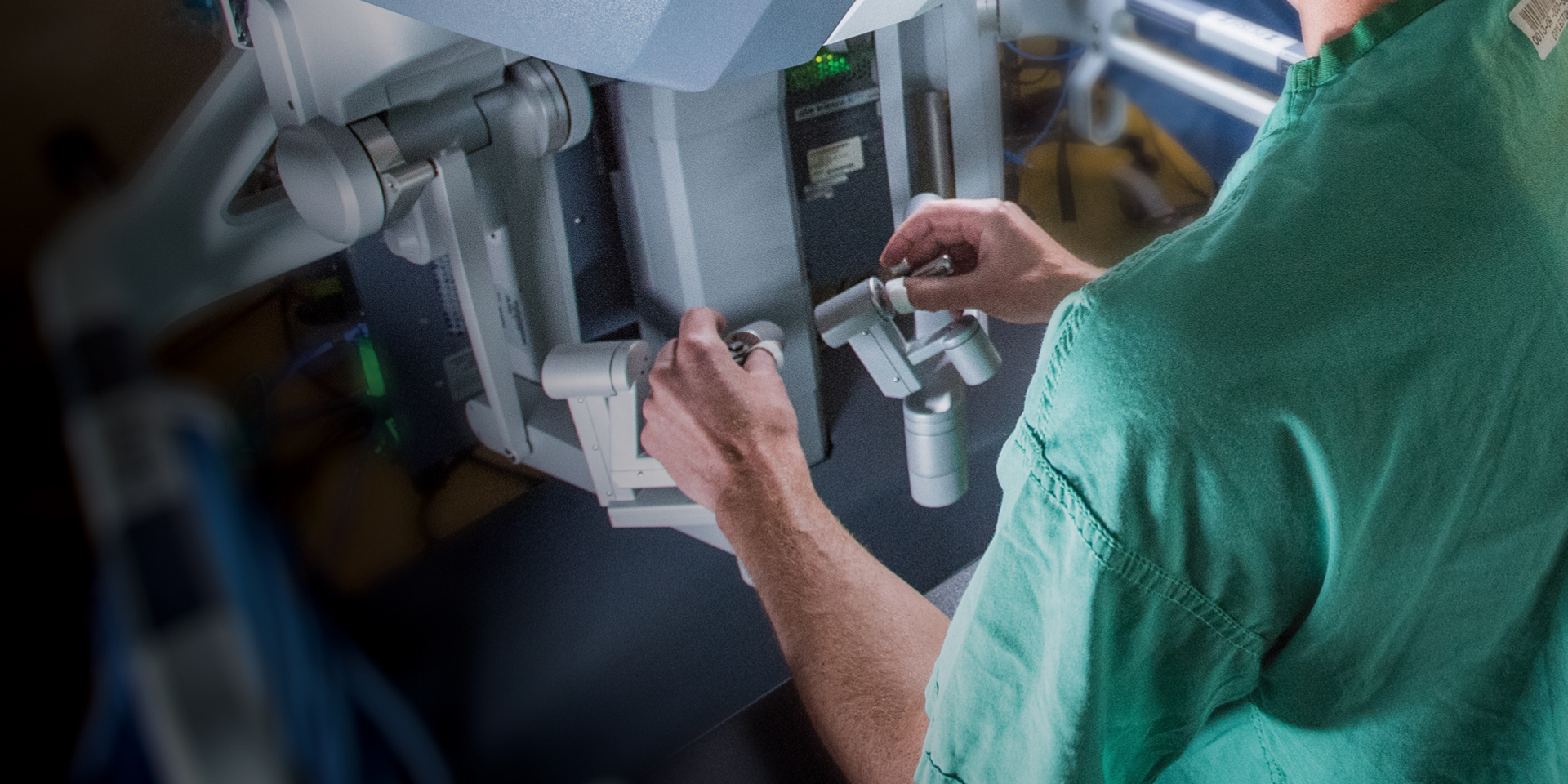 Doctor operating DaVinci machine | Doylestown Health